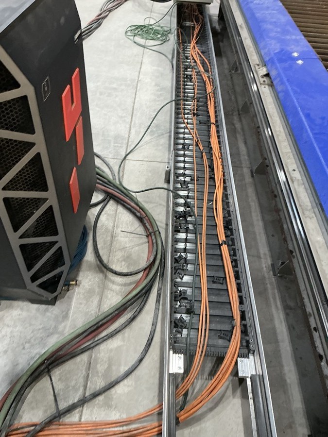 Open drag chain with orange conductors